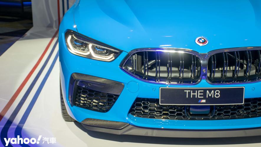 為歡慶BMW M品牌50 週年，在引擎蓋、車尾和輪圈等處也都可見限量的50週年紀念廠徽。 - 9