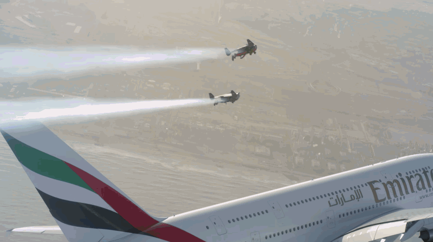 Two Guys Fly Jetpacks Over Dubai [Video]