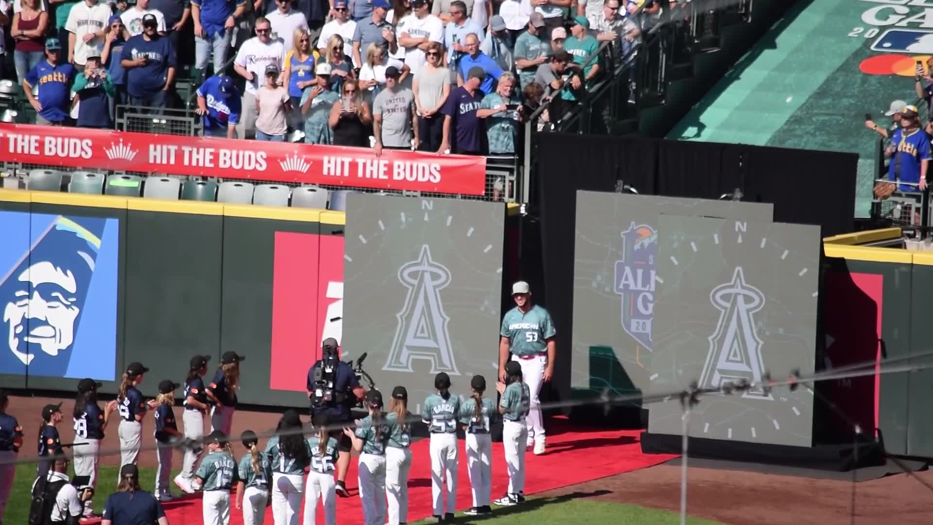 Shohei Ohtani greeted by fans, meets Kodai Senga pregame