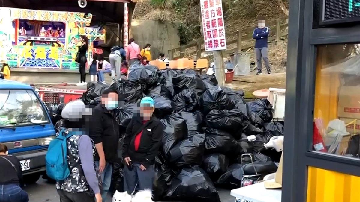 南投 泡麵土地公 變垃圾山 每天狂吃300箱廟方清到崩潰