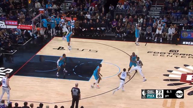 Spencer Dinwiddie with a last basket of the period vs the Phoenix Suns