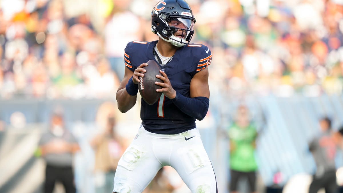 Chicago Bears QB Justin Fields begins big season with lackluster  performance in loss to Green Bay