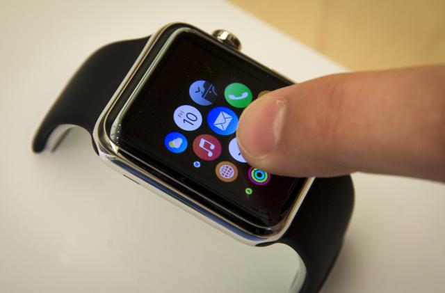 A customer touches the screen on the new Apple Watch displayed at an Apple Store in New York April 10, 2015.   REUTERS/Mike Segar