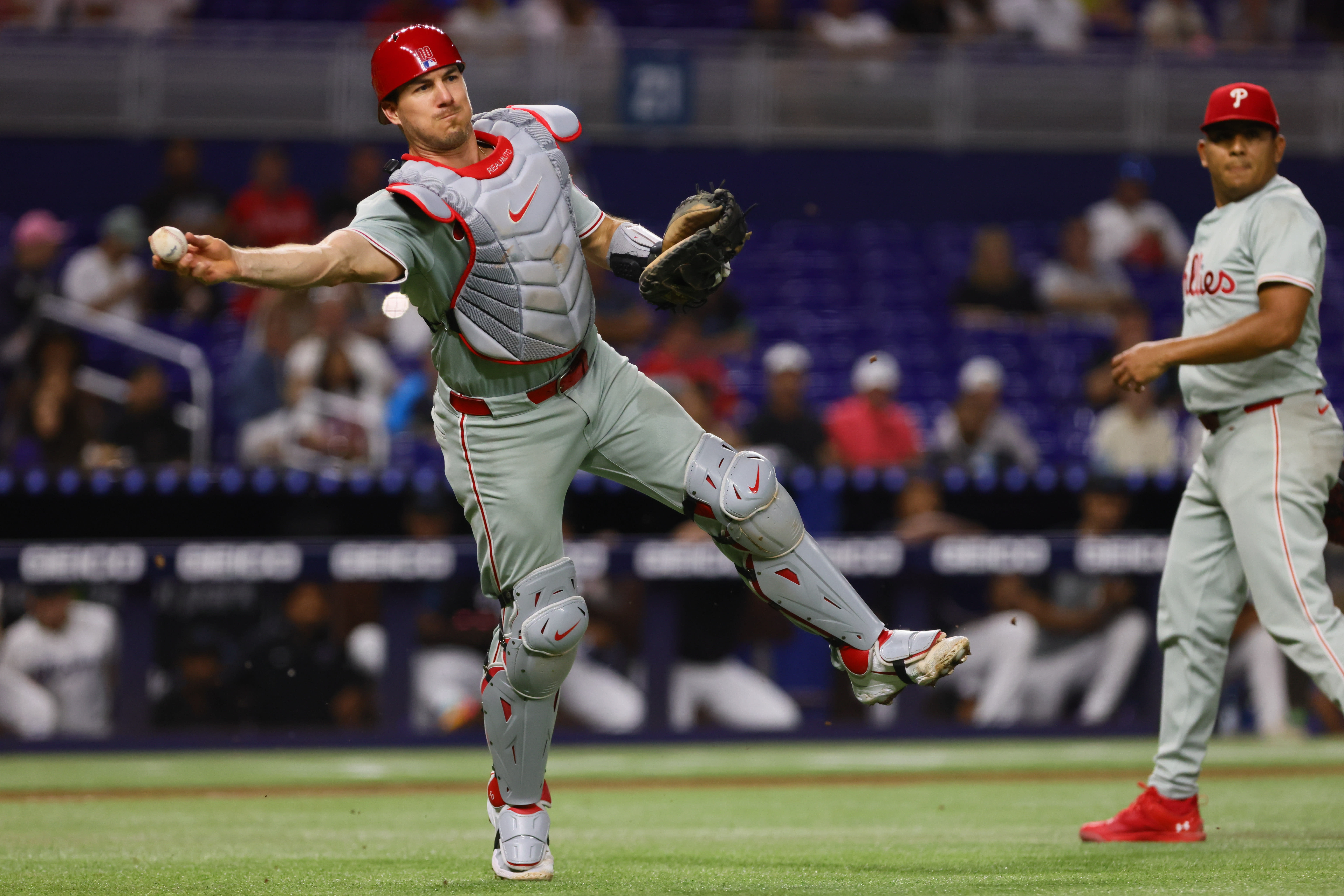 Realmuto ‘going to be a couple days' after fouling pitch off knee against Marlins