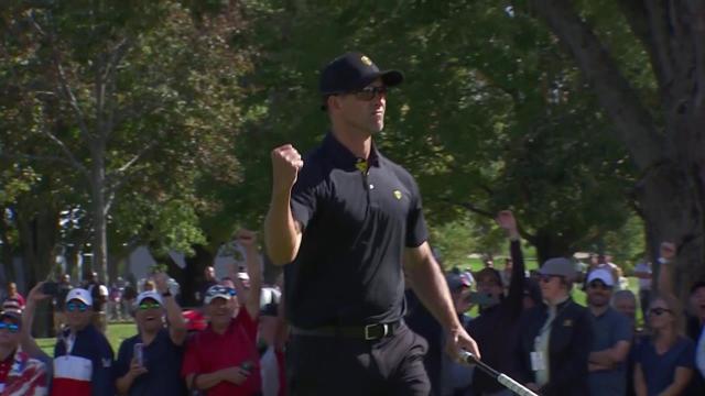 Scott sinks a 39-foot birdie at Presidents Cup