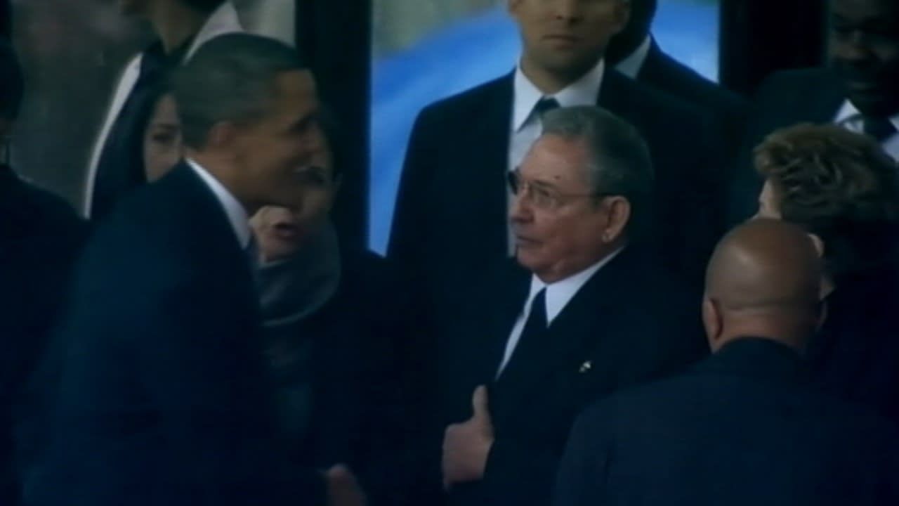 Obama Shakes Hands With Cuba S Raul Castro
