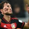 I tifosi dello Schalke tirano un panino con la carne di maiale a Calhanoglu: bacio e benedizione!