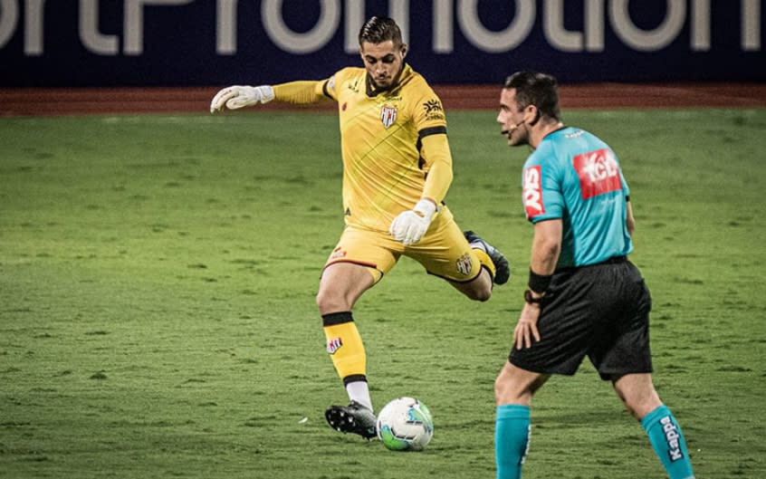 Com gol do goleiro Jean, Atlético-GO vence o Bahia em Pituaçu