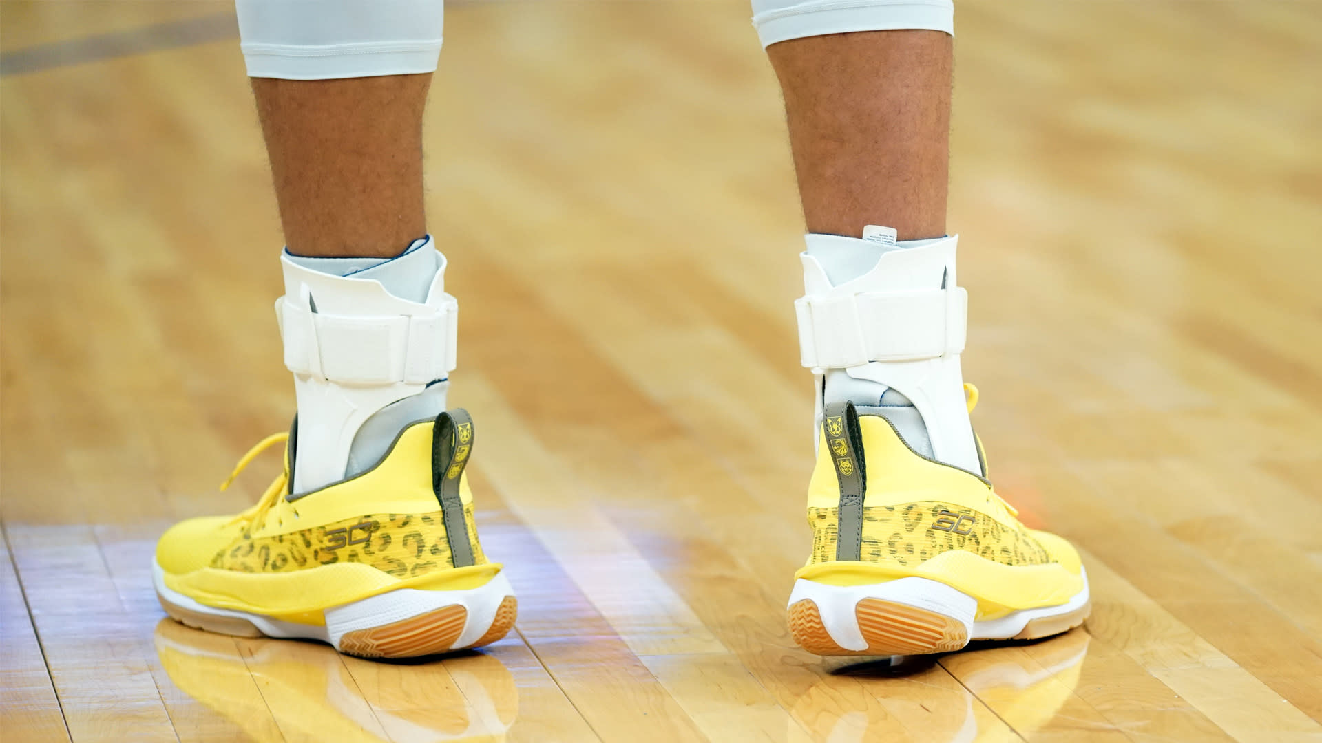 steph curry yellow shoes