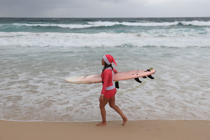 Rain, COVID-19 keep beachgoers away from Sydney's Bondi Beach