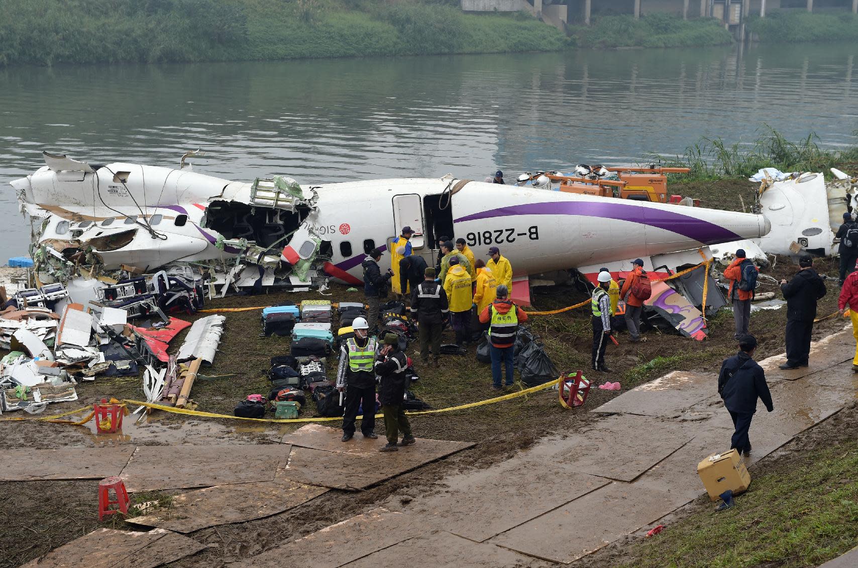 Чей самолет упал сегодня в севастополе. ATR 72 катастрофа Тайвань. TRANSASIA Airways Flight 235 crash. Катастрофа ATR 72 В Тайбэе. Катастрофа Трансазия 235.