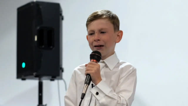 Emotional 9-year-old steals the show at sister&#39;s wedding