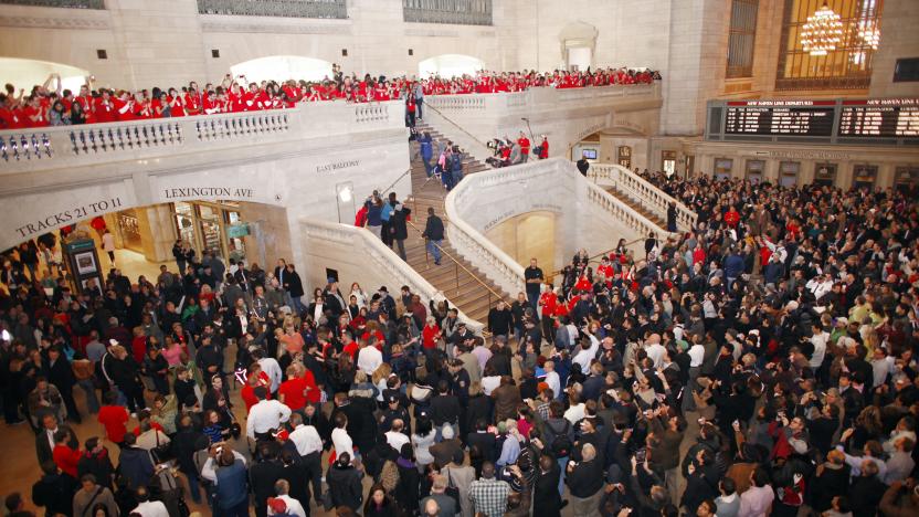 People enter the newest Apple Store during the opening on the East Balcony in the main lobby of New York City's Grand Central Station December 9, 2011. REUTERS/Eduardo Munoz (UNITED STATES - Tags: BUSINESS TRAVEL SCIENCE TECHNOLOGY)