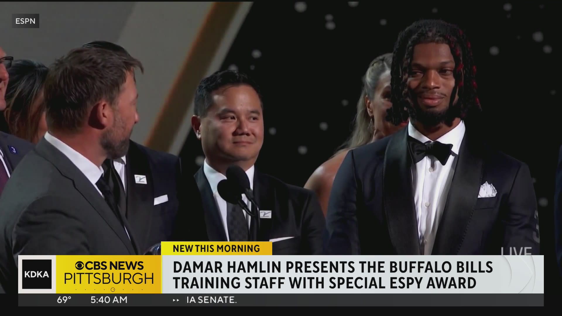 Damar Hamlin presents Buffalo Bills training staff with Pat