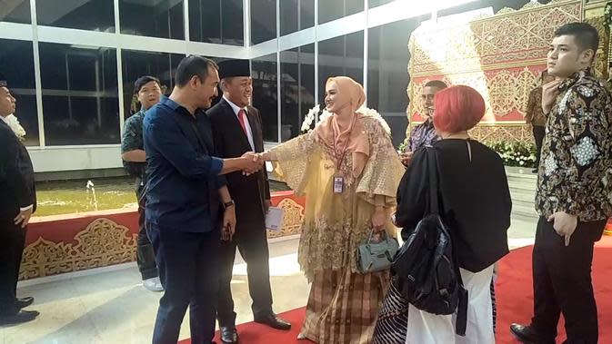 Mulan Jameela Kenakan Baju  Bodo  Rancangan Didiet Maulana 