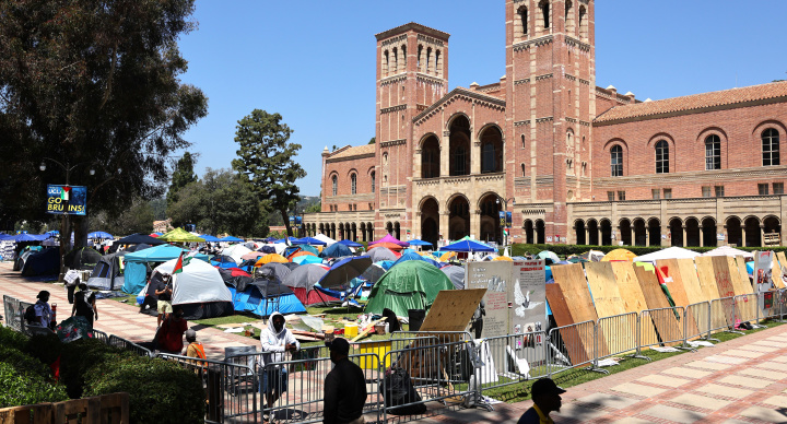 
Columbia president releases statement as UCLA cancels classes
Police forcefully evicted protesters on Columbia's NYC campus overnight as tensions between dueling groups erupted in Los Angeles.
Live updates as protests intensify »