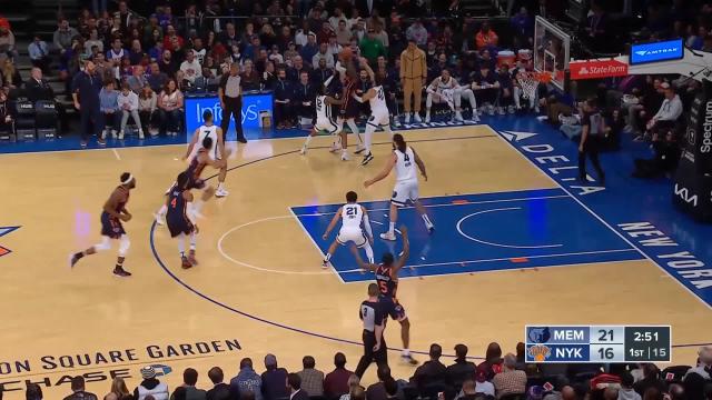 Julius Randle with an assist vs the Memphis Grizzlies