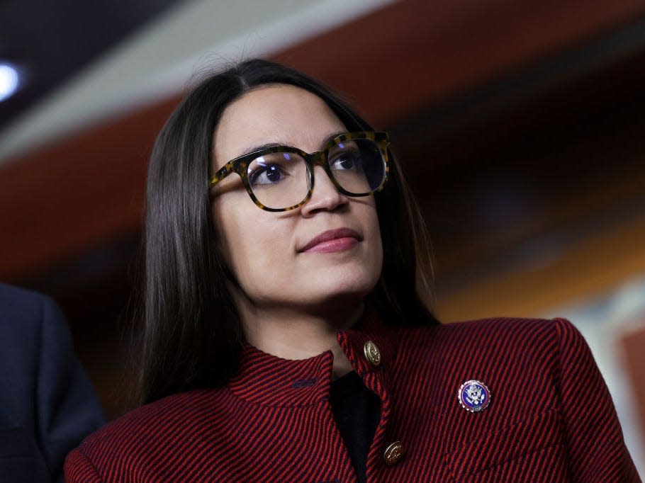 AOC says GOP lawmakers who flew migrants to Martha's Vineyard committed 'crimes ..