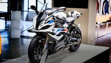 【新車速報】2023 BMW Motorrad S1000RR預賞！109.9萬元起體驗仿賽性能封頂之作！