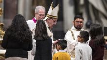 El Papa pide escuchar el grito de los pobres, "sofocado por unos pocos ricos"