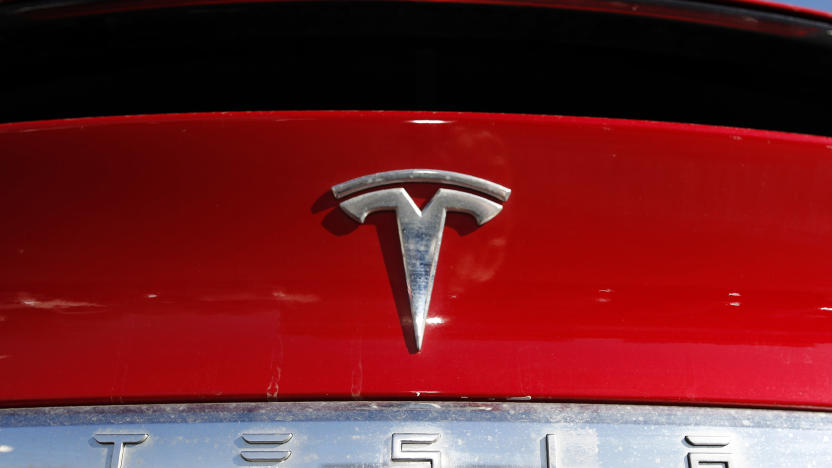 En esta fotografía del 2 de febrero de 2020, se muestra el logotipo de la compañía Tesla en Littleton, Colorado. (Foto AP/David Zalubowski, Archivo)
