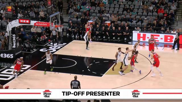 Kristaps Porzingis with a first basket of the game vs the San Antonio Spurs