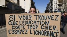 Francia, ferrovieri e funzionari pubblici in piazza contro Macron