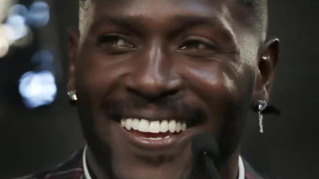 Antonio Brown turns to Twitter to help him find a helmet to wear this year