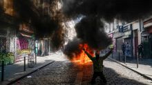 Η αστυνομία συλλαμβάνει διαδηλωτές «κίτρινου γιλέκου» καθώς ξεσπούν οι συγκρούσεις