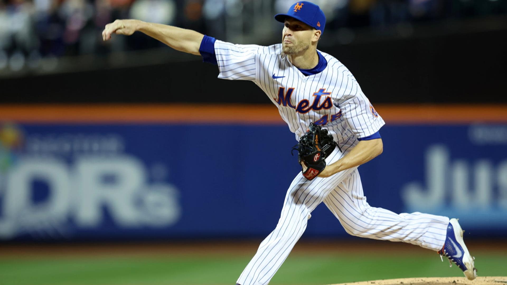 Jacob deGrom throwing after early Rangers injury scare