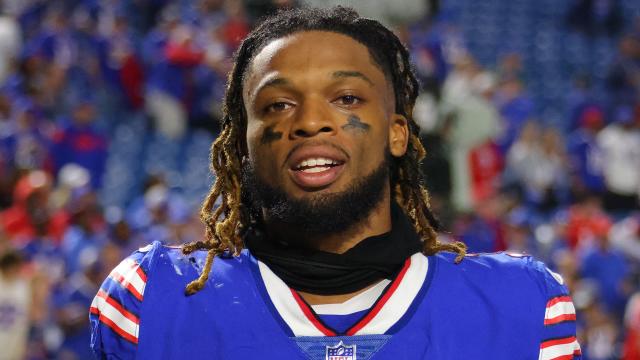 Damar Hamlin enters Buffalo Bills team locker room ahead of playoff game