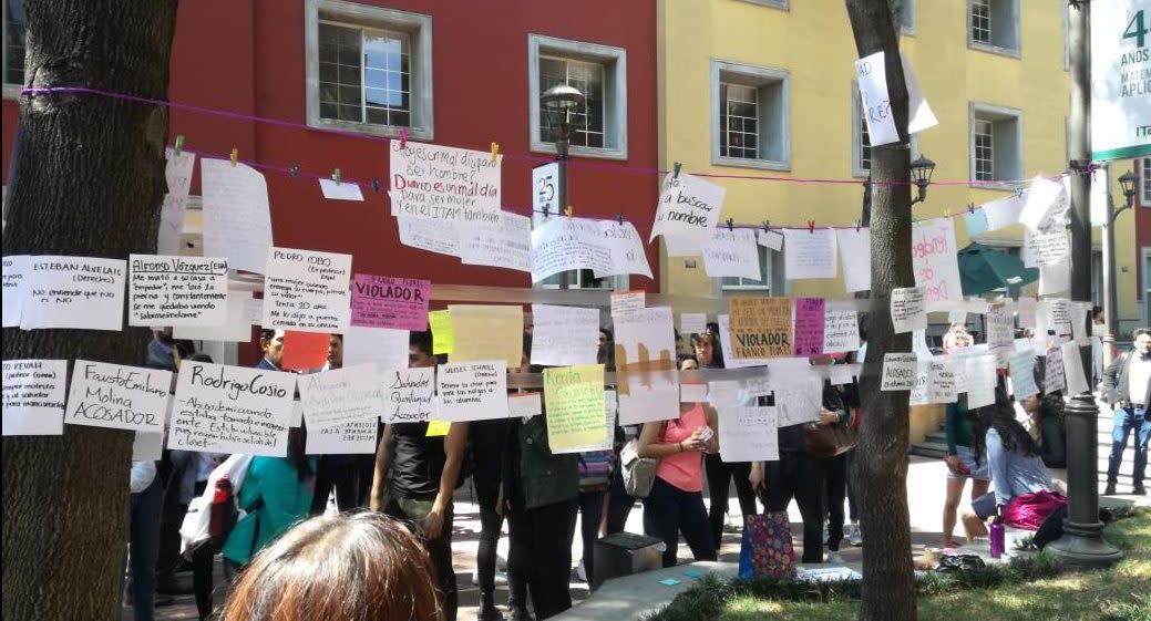 Tendero con denuncias de acoso en su contra es retirado por protestas