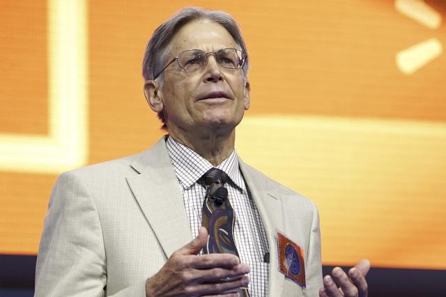 Jim Walton, board member of Wal-Mart, speaks at the company's annual meeting in Fayetteville, Arkansas, June 5, 2015.