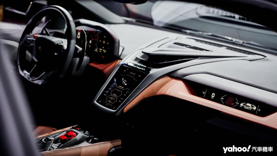 除了12.3吋+8.4吋視覺介面，Lamborghini全新Revuelto也在副駕駛座新增了9.1吋全彩液晶顯示幕。 - 8