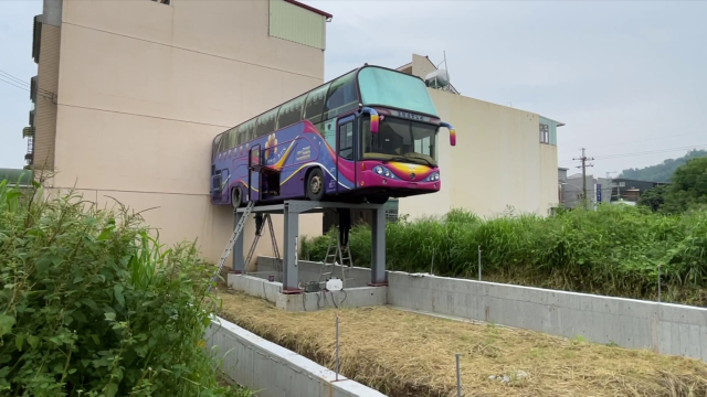 獨家 真沒看錯 路邊驚見遊覽車 飛上二樓 成竹山新熱點