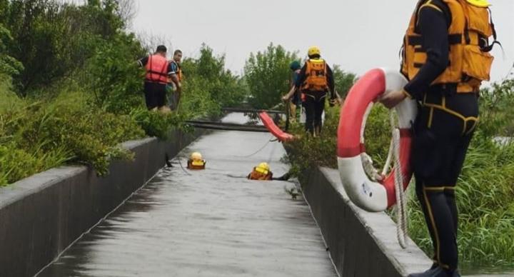 落水男童尋獲 父緊抱遺體癱坐