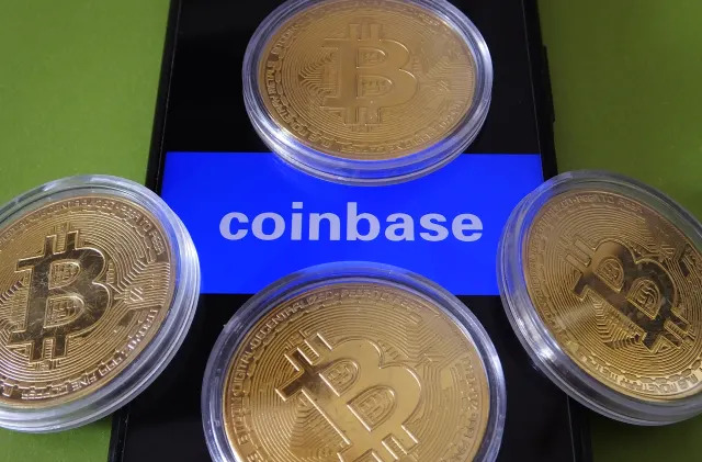 YICHANG, CHINA - JUNE 14, 2022 - Netizens display physical commemorative bitcoin coins in Yichang, Central China's Hubei province, June 14, 2022. The world's largest cryptocurrency exchange, Binance, temporarily suspended withdrawals from its platform as the sell-off of risky assets intensified, while The largest cryptocurrency exchange, Binance, temporarily suspended withdrawals from its platform, said Celsius Network. It fell below $23,000 for the first time in a year and a half to its lowest level in 18 months. Shares of cryptocurrency trading platform Coinbase fell 11.41 percent to $52.01 on Monday. (Photo credit should read CFOTO/Future Publishing via Getty Images)