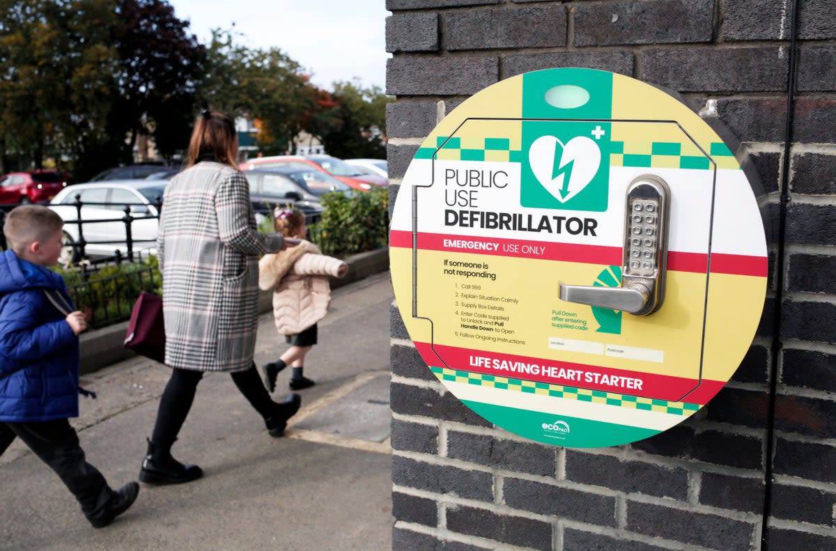 Toutes les écoles obtiendront des défibrillateurs après la campagne des parents d’un garçon décédé d’un arrêt cardiaque