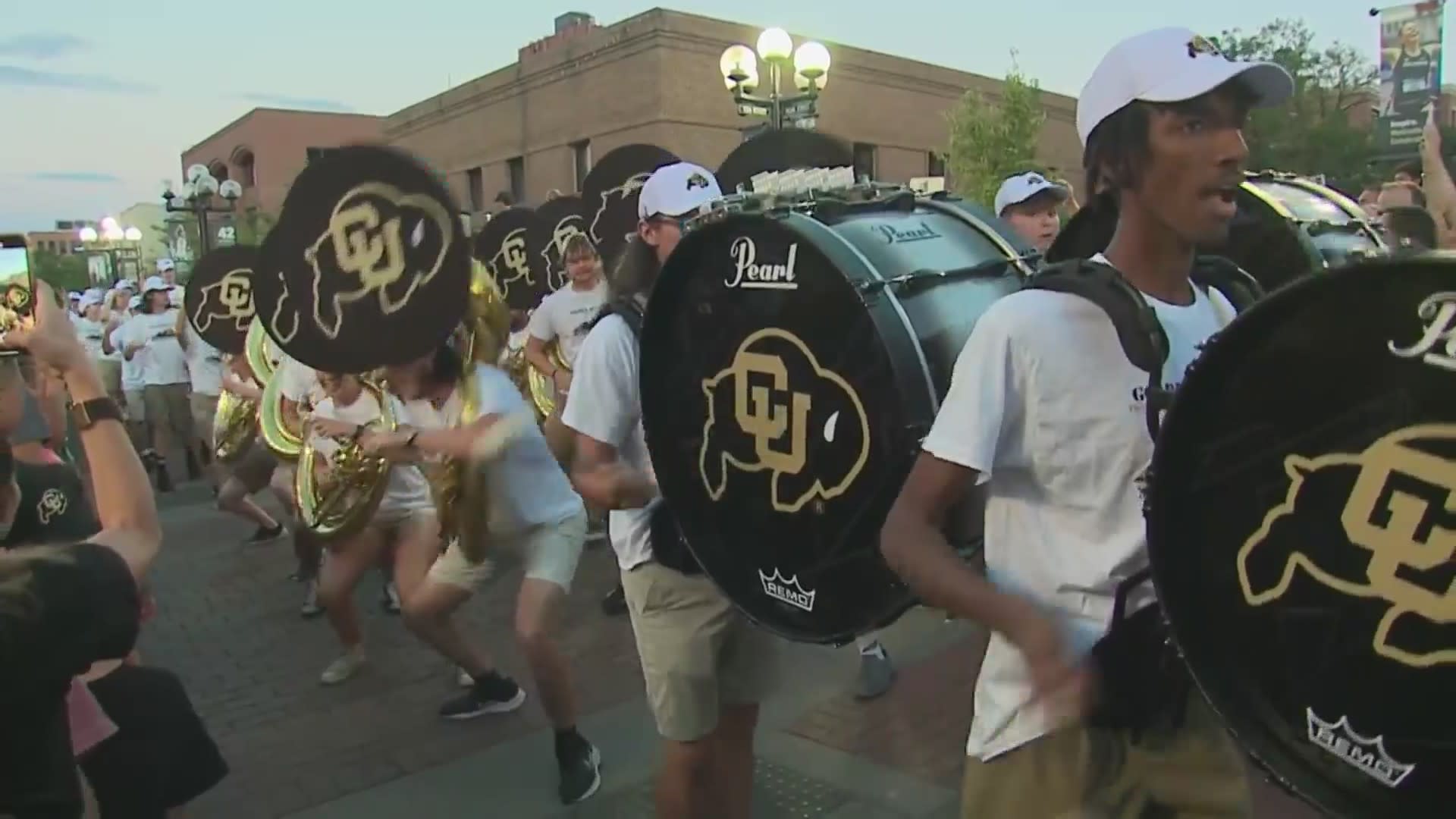 Super Ball hypes visitors and locals at Fashion Show Mall for the big game