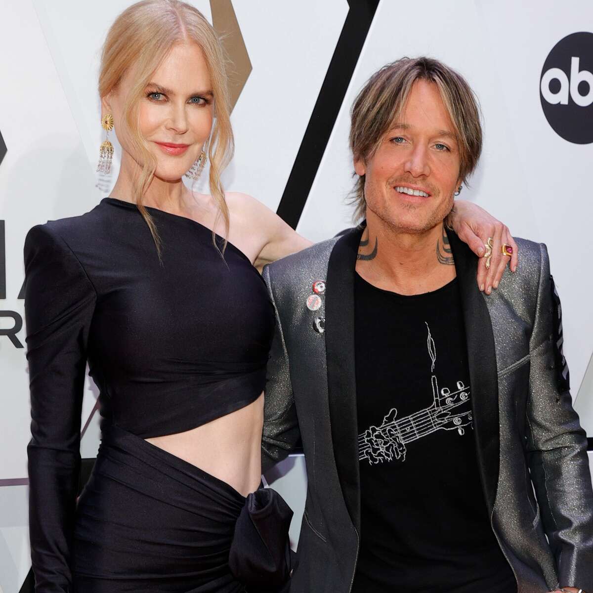 Keith Urban en Nicole Kidman schitteren in Red Carpet Rock bij de CMA Awards 2021