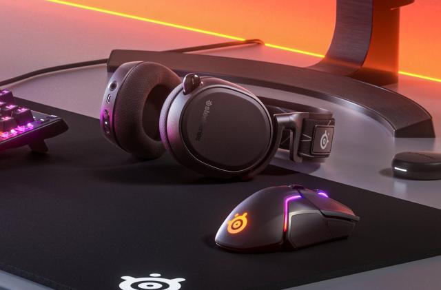 SteelSeries Arctis 9 headset with mouse and gamepad