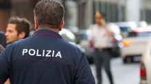 Pagava cellulari con banconote false, 28enne arrestato a Milano