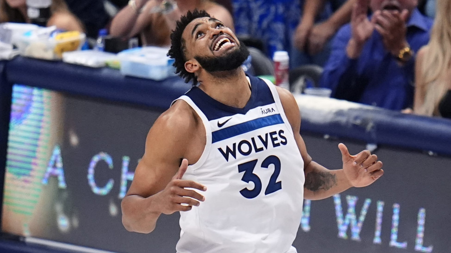 Associated Press - Karl-Anthony Towns, pívot de los Timberwolves de Minnesota, reacciona a una jugada en el cuarto partido de la final de la Conferencia Oeste ante los Mavericks de Dallas, el martes 28 de mayo de 2024 (AP Foto/Julio Cortez)