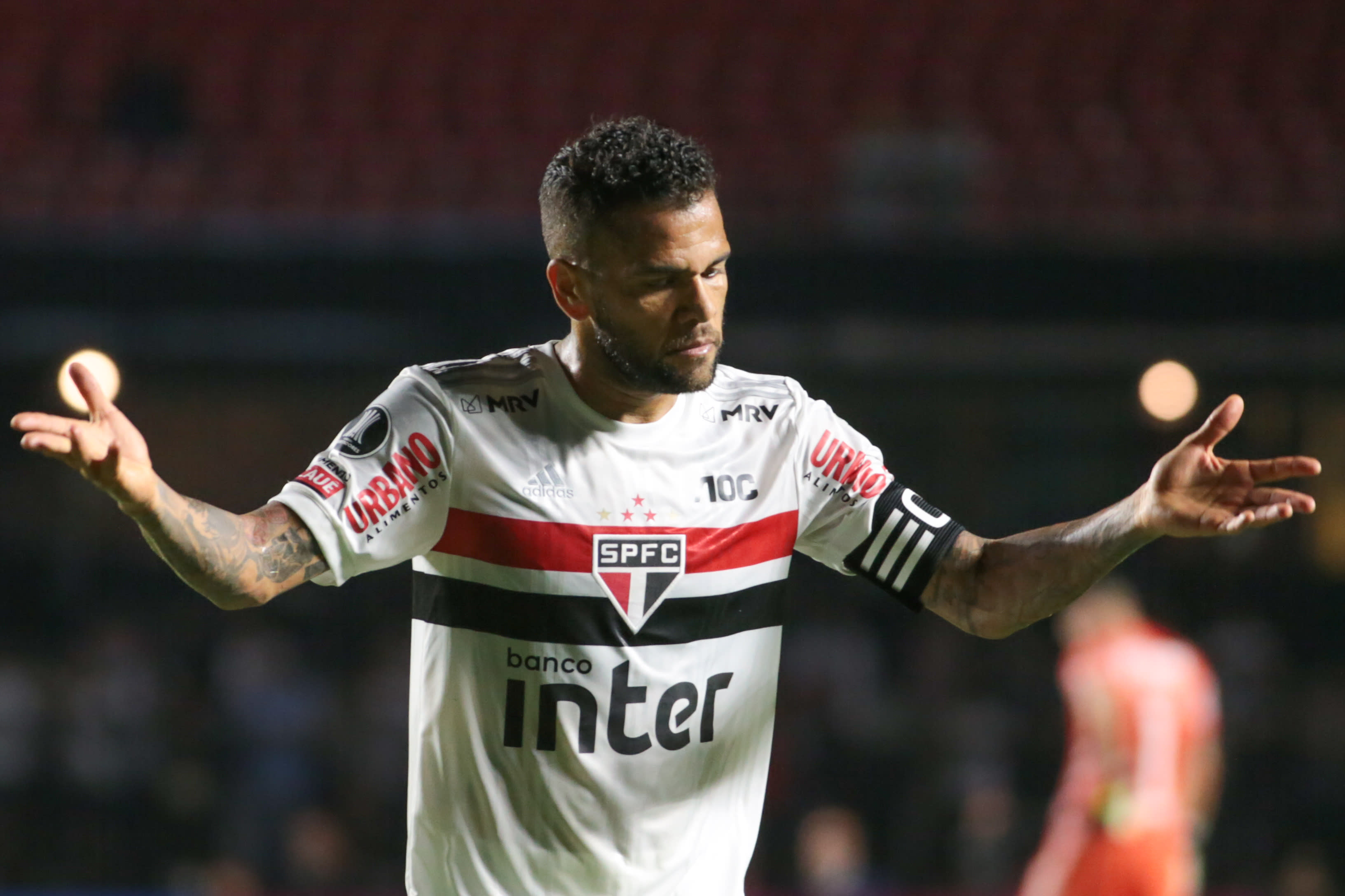 Daniel Alves e o "jogador-empresa". Eles mandam no futebol