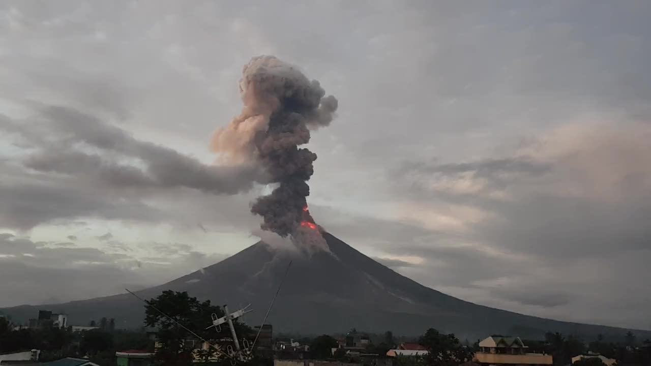 Spectacular Timelapse Shows Mayon Volcano Erupting In The Philippines