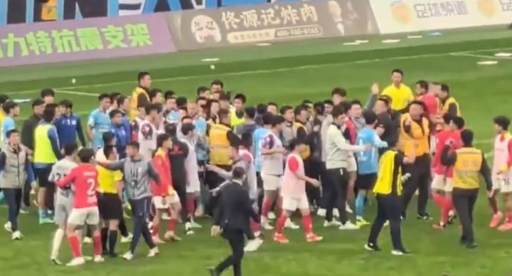 中國足賽互毆 球迷暴動扔水瓶