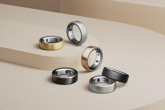 Image of the product lineup of Oura Ring 4 models in their different colors.