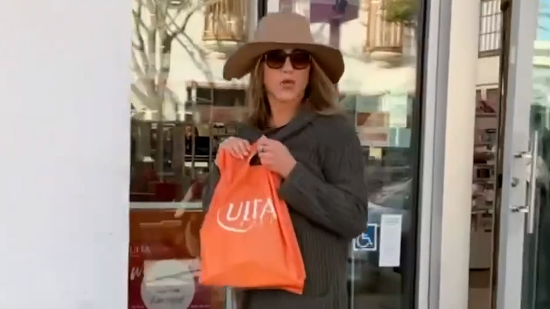 Jennifer Aniston Sneaks Into Store Wearing a Disguise and Gets