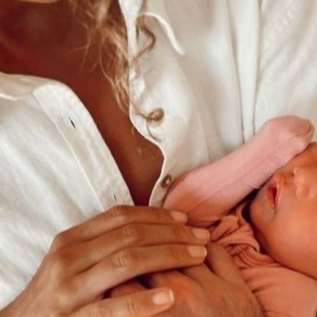 Leona Lewis gives birth to first child