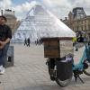 A Parigi, un artista fa scomparire la piramide del Louvre